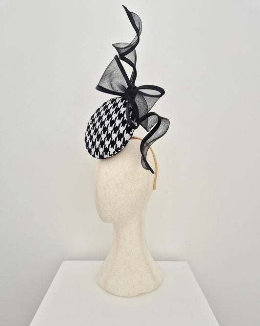 side view houndstooth percher with bow